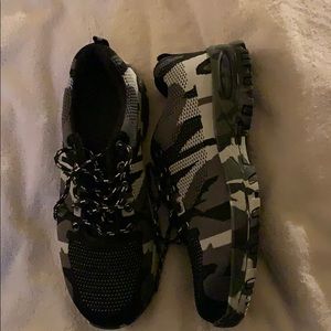 Size 42 camouflage army color men/woman’s shoes
